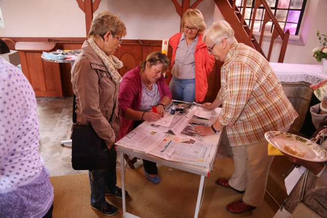 Sommerkirche mit Bügelbrett, Tinte und Feder in Weenzen