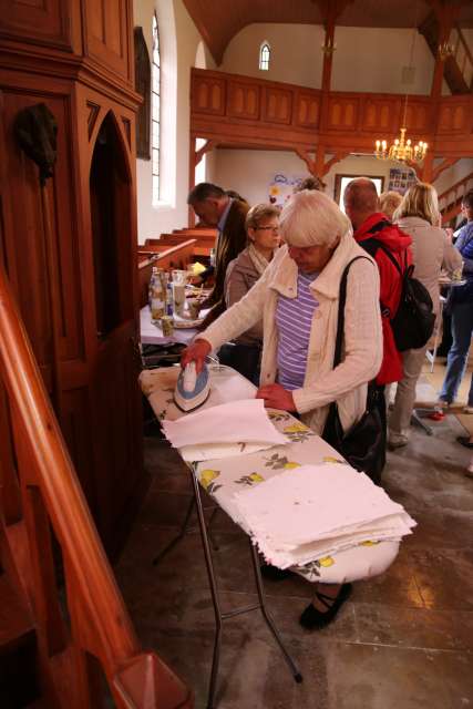 Sommerkirche mit Bügelbrett, Tinte und Feder in Weenzen