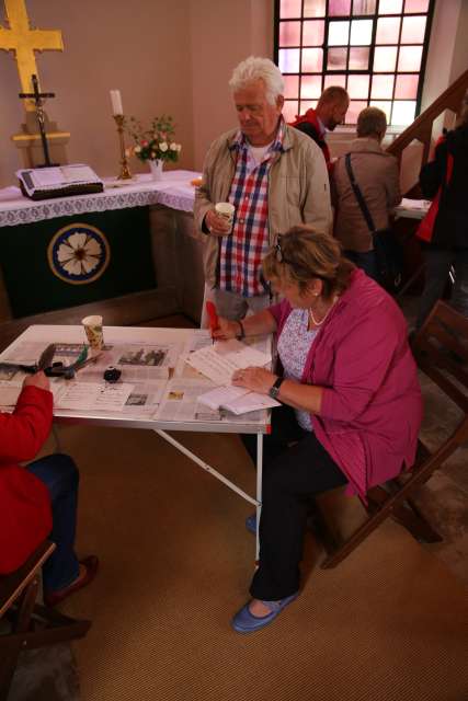 Sommerkirche mit Bügelbrett, Tinte und Feder in Weenzen