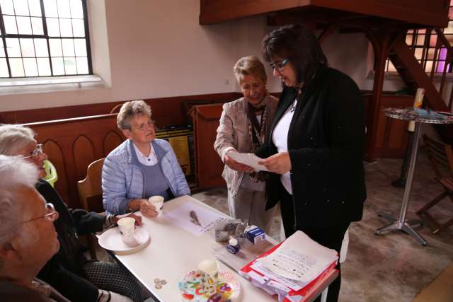 Sommerkirche mit Bügelbrett, Tinte und Feder in Weenzen