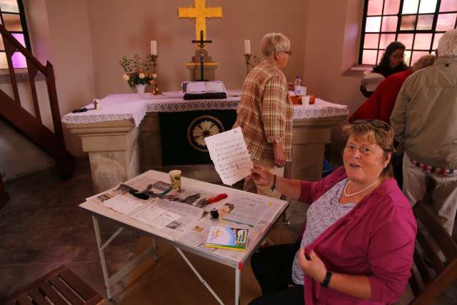 Sommerkirche mit Bügelbrett, Tinte und Feder in Weenzen