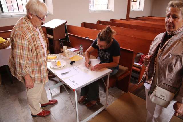 Sommerkirche mit Bügelbrett, Tinte und Feder in Weenzen