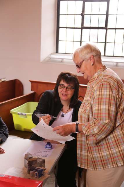 Sommerkirche mit Bügelbrett, Tinte und Feder in Weenzen