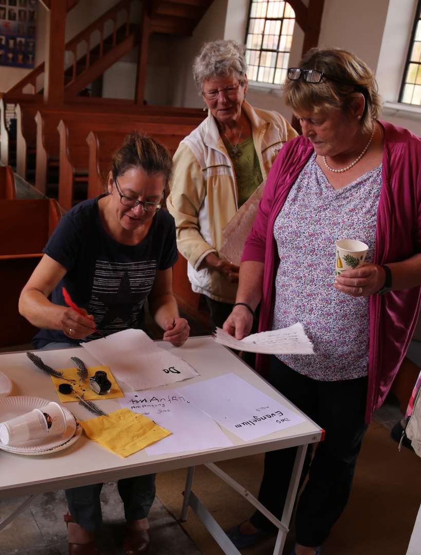 Sommerkirche mit Bügelbrett, Tinte und Feder in Weenzen