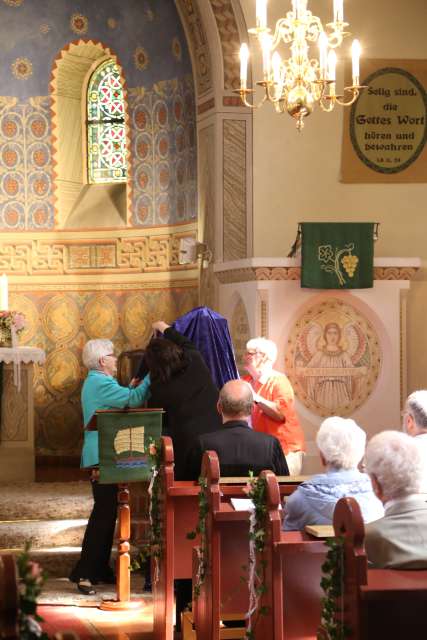 Ikone mit Klara von Assisi im Festgottesdienst in der St. Franziskuskirche gestiftet