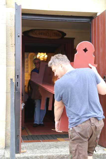 Tag 5: Dank vieler Helfer: Kirchenbänke in weniger als 30 Minuten aus der Kirche herausgetragen.