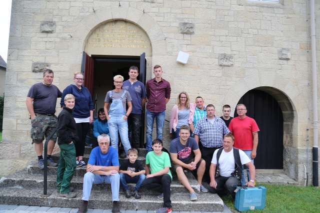 Tag 5: Dank vieler Helfer: Kirchenbänke in weniger als 30 Minuten aus der Kirche herausgetragen.