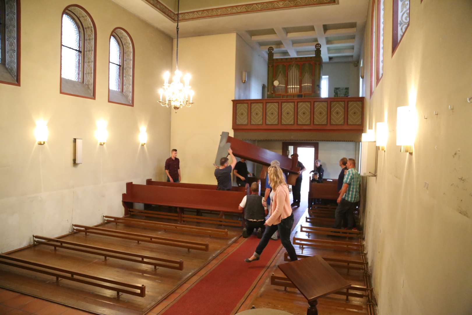 Tag 5: Dank vieler Helfer: Kirchenbänke in weniger als 30 Minuten aus der Kirche herausgetragen.