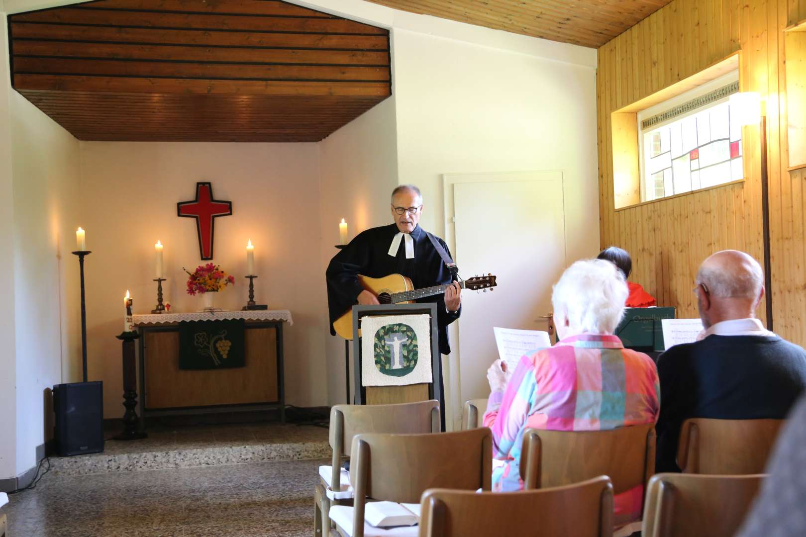 Tag 29: Gottesdienst findet in der Kapelle am Friedhof statt.