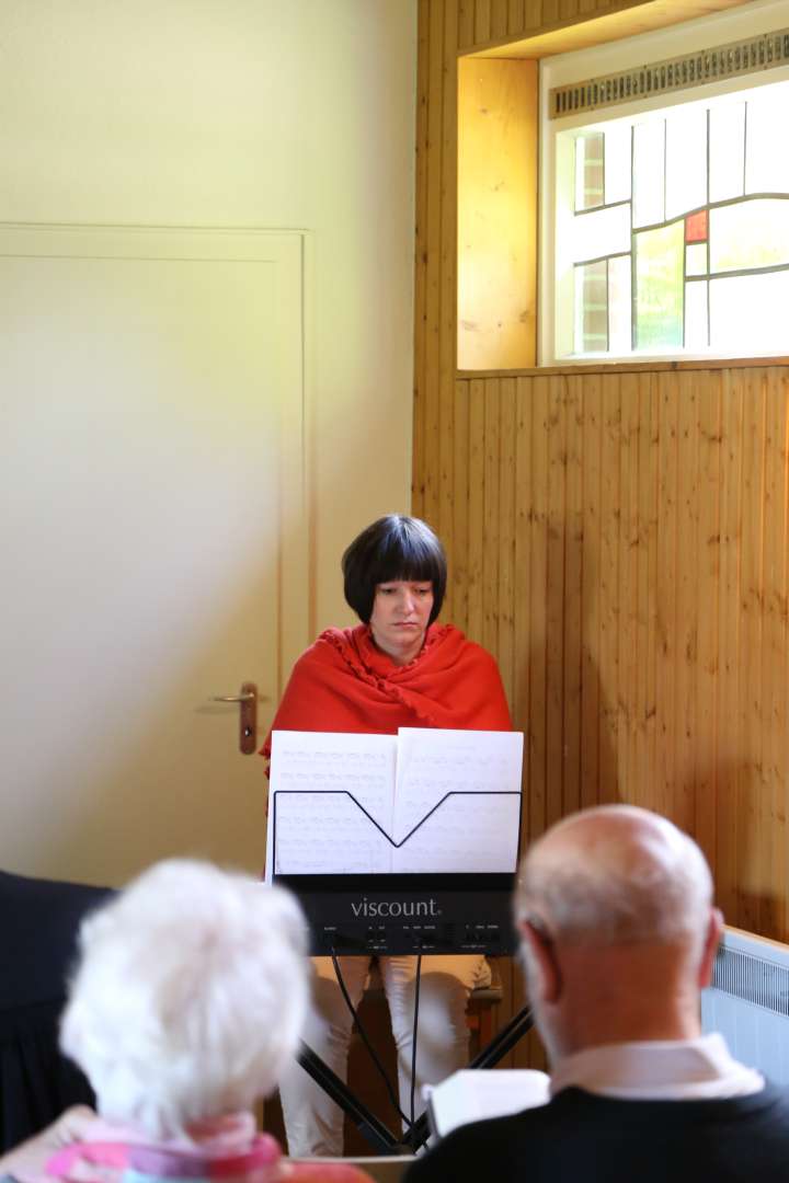 Tag 29: Gottesdienst findet in der Kapelle am Friedhof statt.