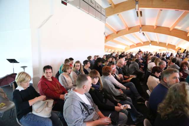 Konfirmanden besuchen Gottesdienst im Expowal