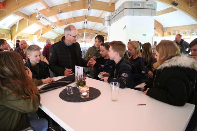 Konfirmanden besuchen Gottesdienst im Expowal