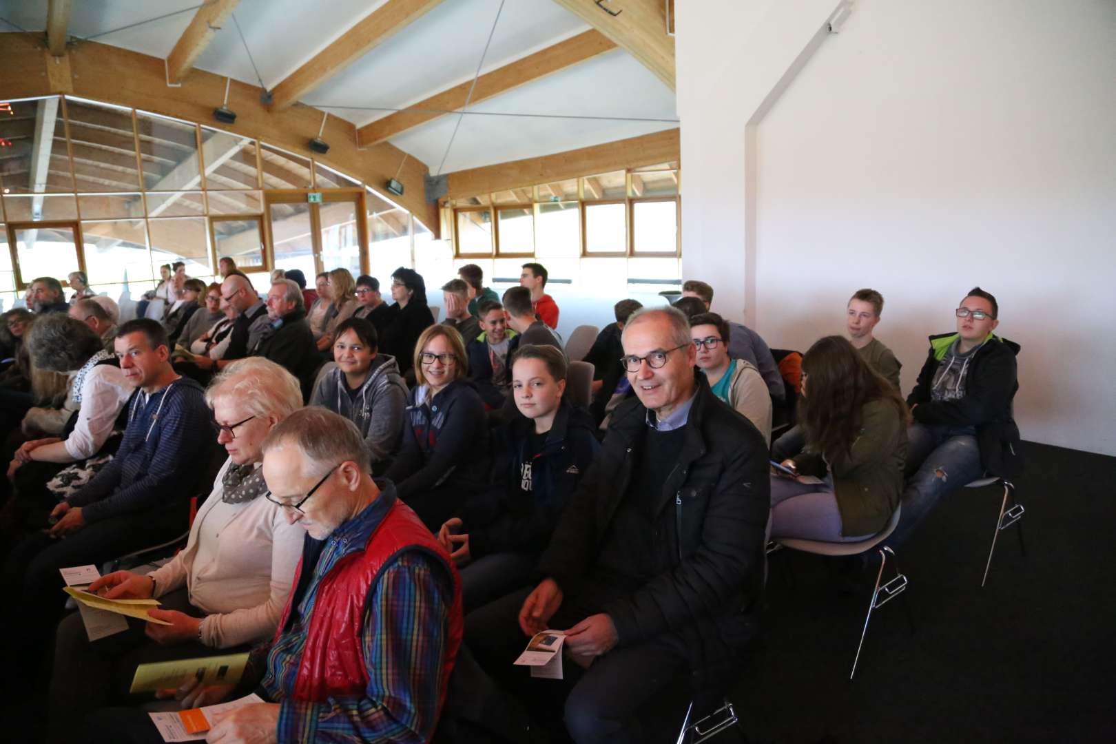 Konfirmanden besuchen Gottesdienst im Expowal