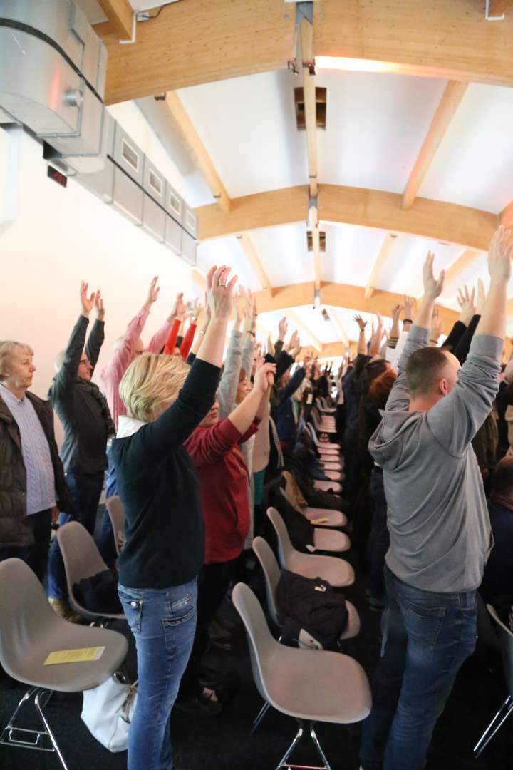 Konfirmanden besuchen Gottesdienst im Expowal