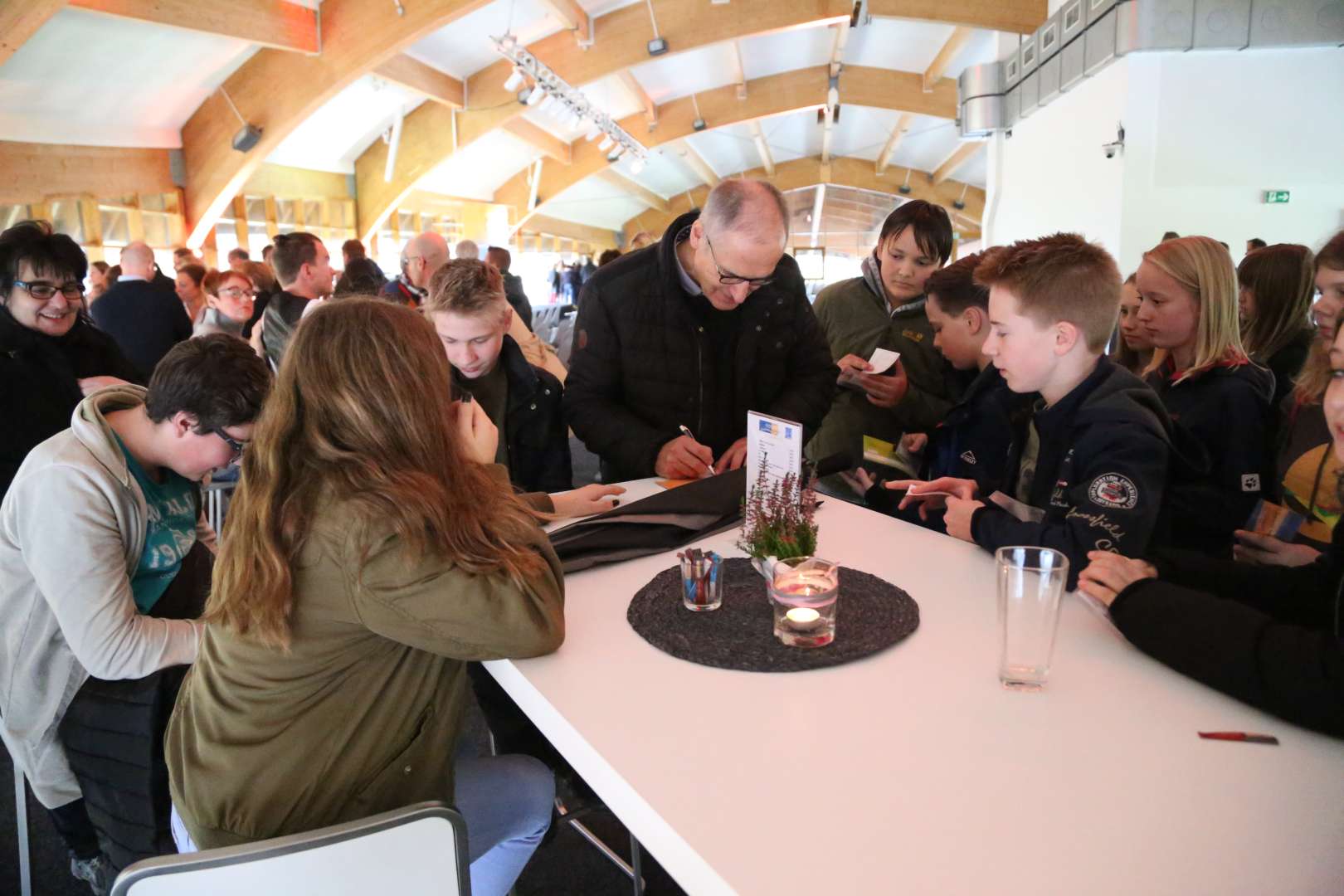 Konfirmanden besuchen Gottesdienst im Expowal