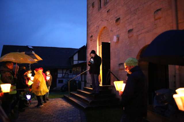 Martinsandacht mit Laternenumzug und Regenschirm