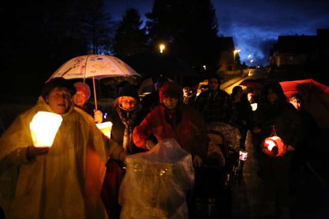 Martinsandacht mit Laternenumzug und Regenschirm