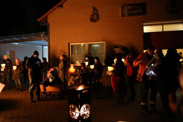 Martinsandacht mit Laternenumzug und Regenschirm