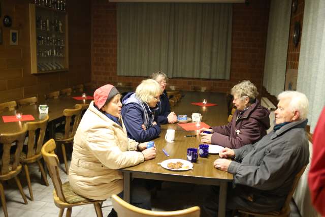 Martinsandacht mit Laternenumzug und Regenschirm