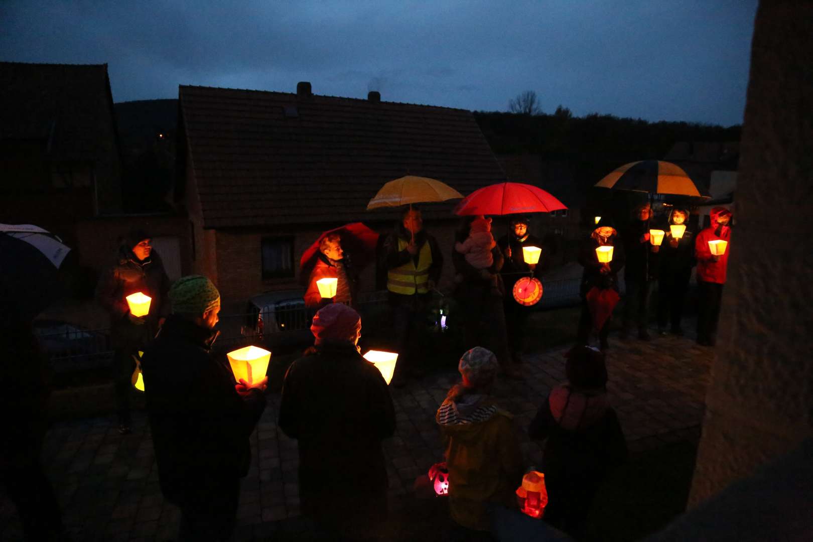 Martinsandacht mit Laternenumzug und Regenschirm