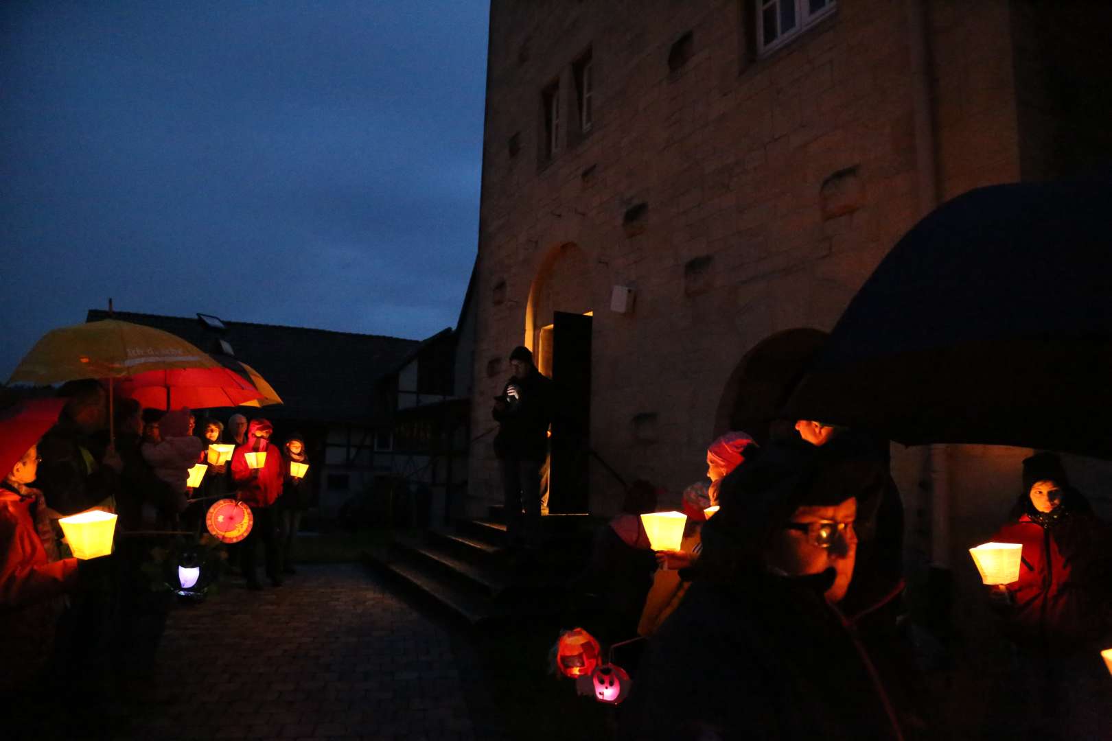 Martinsandacht mit Laternenumzug und Regenschirm