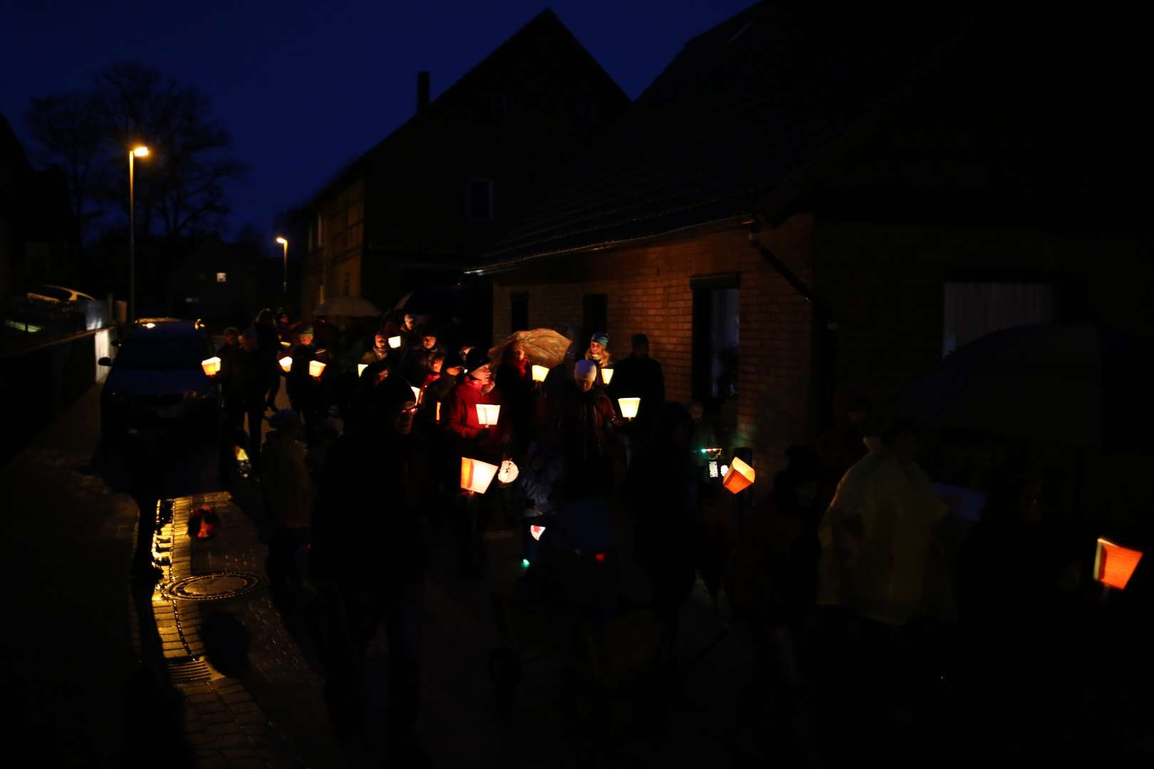 Martinsandacht mit Laternenumzug und Regenschirm