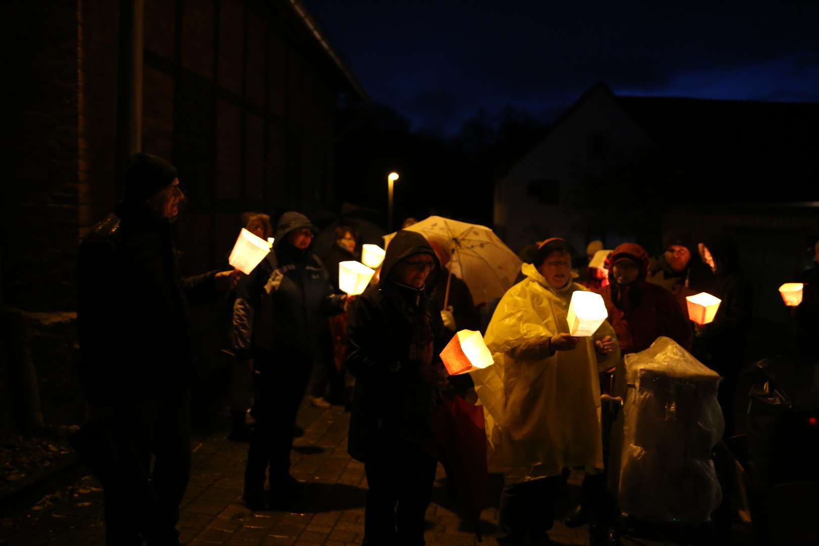 Martinsandacht mit Laternenumzug und Regenschirm