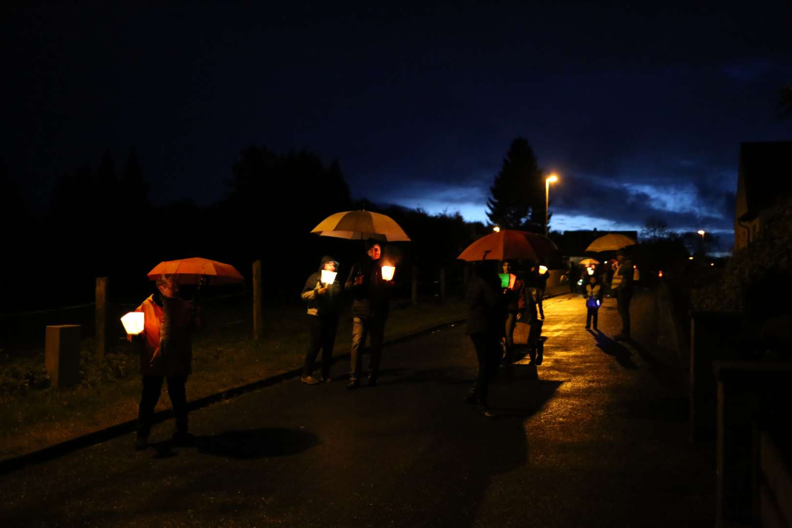 Martinsandacht mit Laternenumzug und Regenschirm