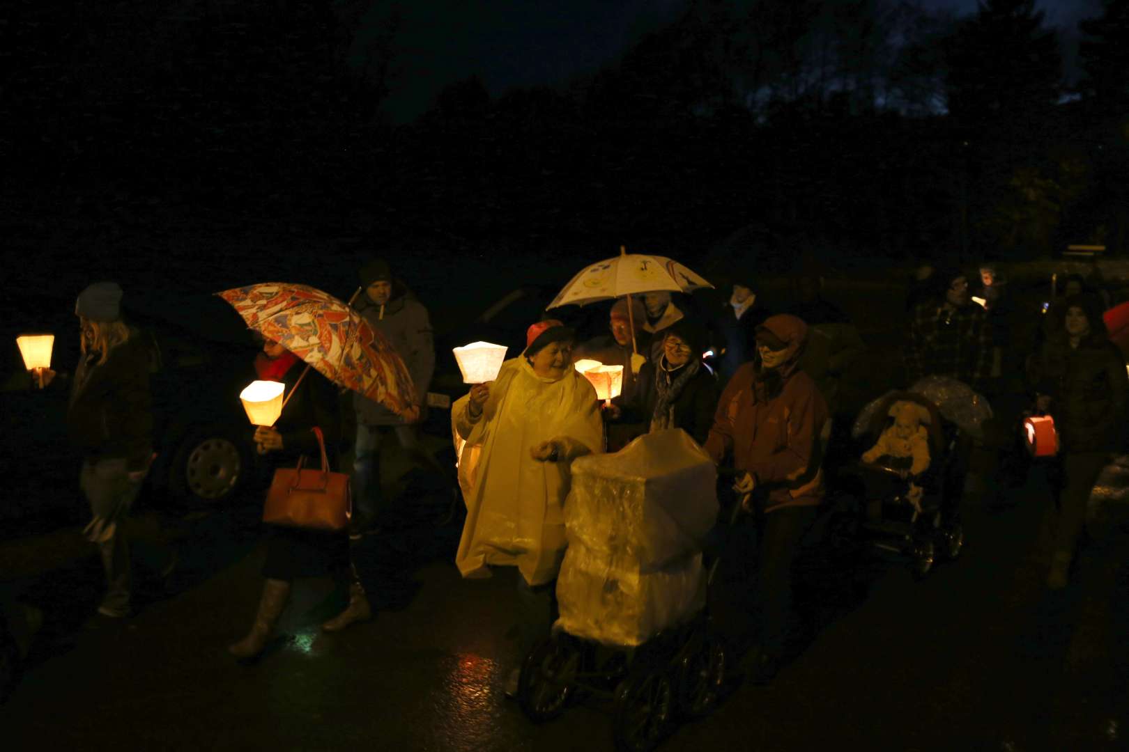 Martinsandacht mit Laternenumzug und Regenschirm