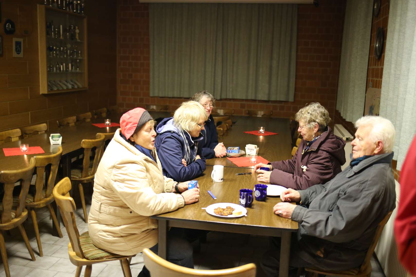 Martinsandacht mit Laternenumzug und Regenschirm