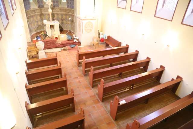 Tag 133: Viele Helfer tragen die Bänke zurück in die St. Franziskuskirche