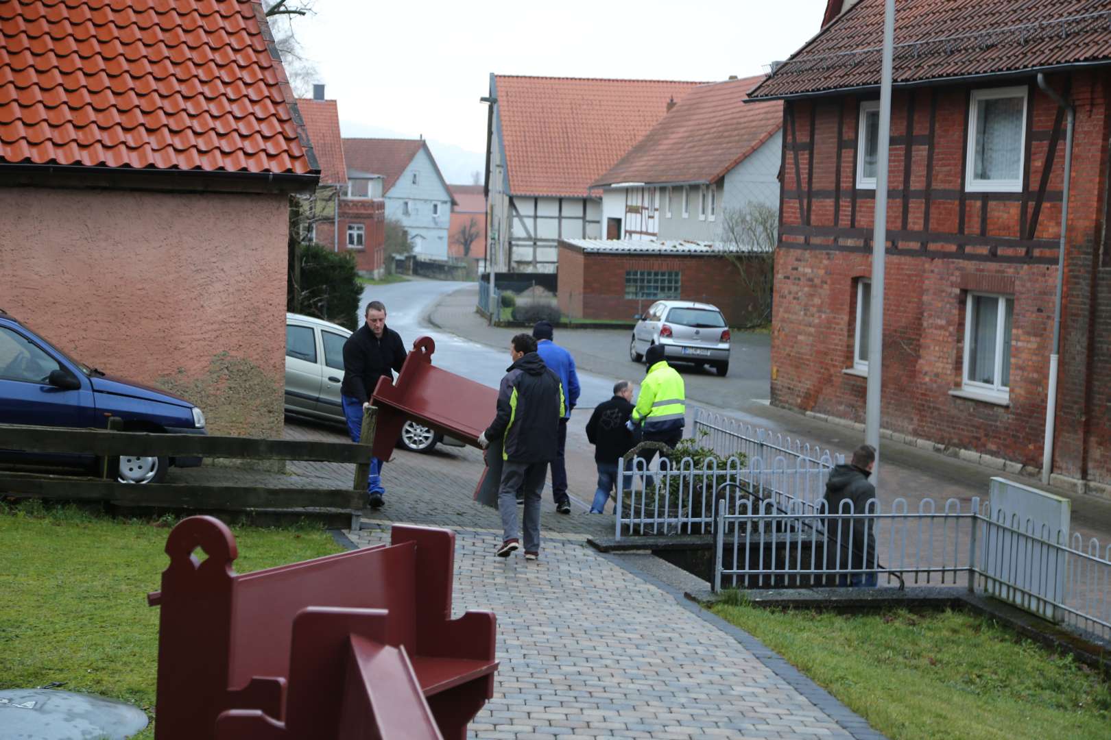 Tag 133: Viele Helfer tragen die Bänke zurück in die St. Franziskuskirche