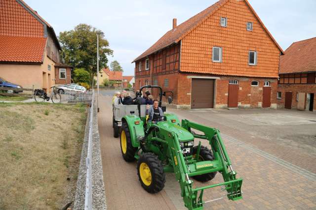 Visitation: Rundgang mit Trecker und Wagen