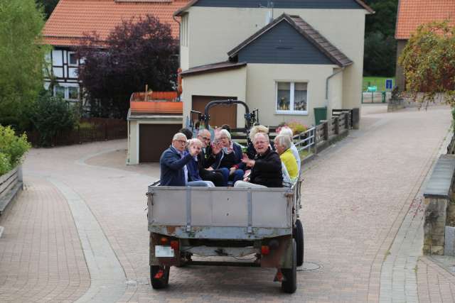 Visitation: Rundgang mit Trecker und Wagen