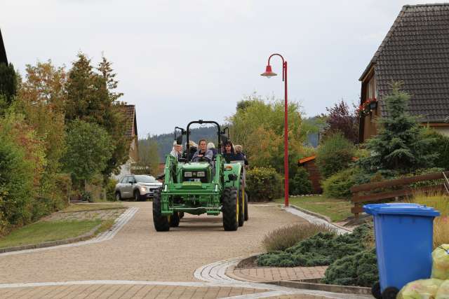 Visitation: Rundgang mit Trecker und Wagen