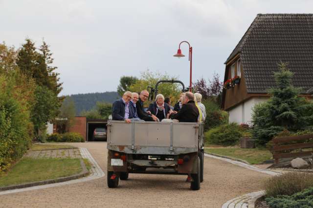 Visitation: Rundgang mit Trecker und Wagen