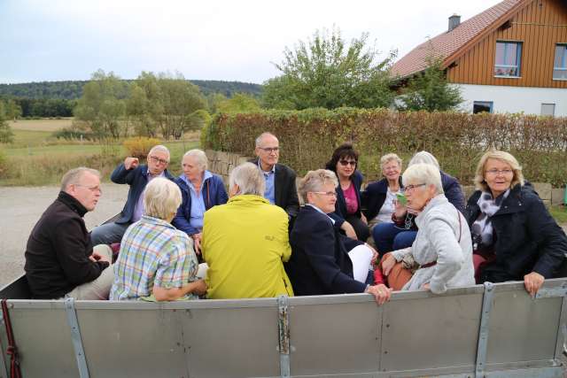 Visitation: Rundgang mit Trecker und Wagen