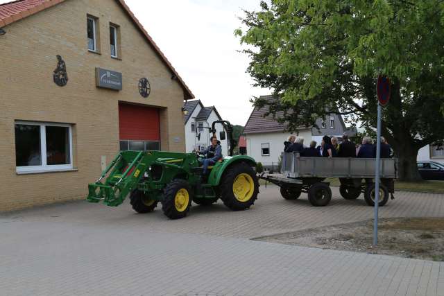 Visitation: Rundgang mit Trecker und Wagen