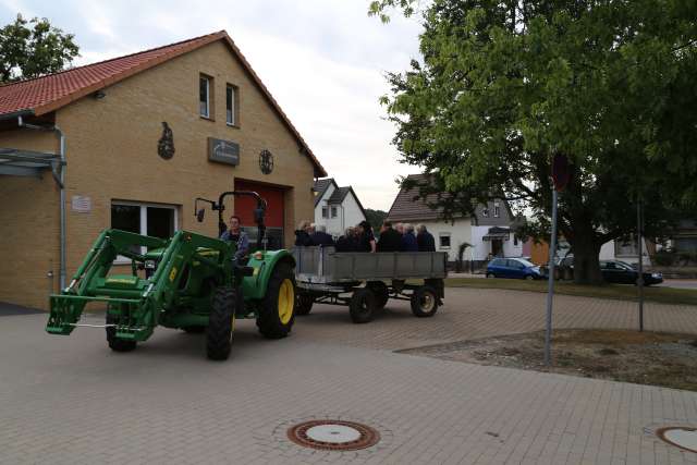 Visitation: Rundgang mit Trecker und Wagen