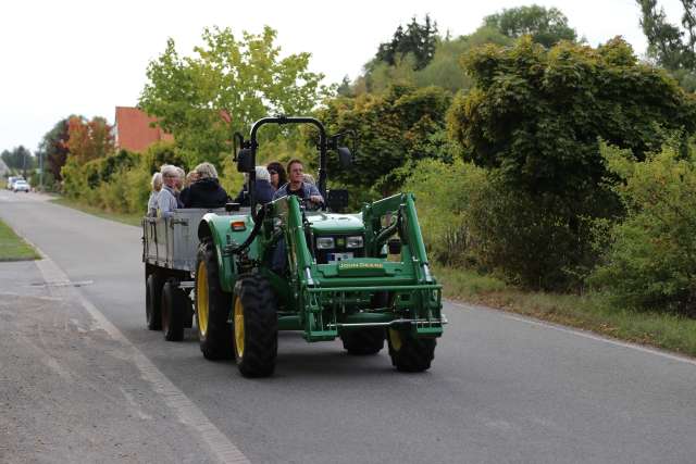 Visitation: Rundgang mit Trecker und Wagen