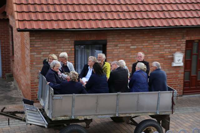Visitation: Rundgang mit Trecker und Wagen