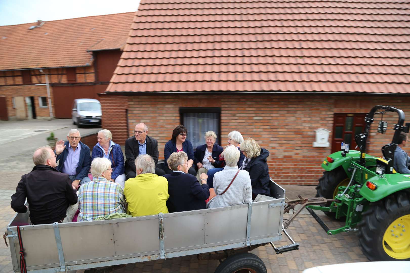 Visitation: Rundgang mit Trecker und Wagen