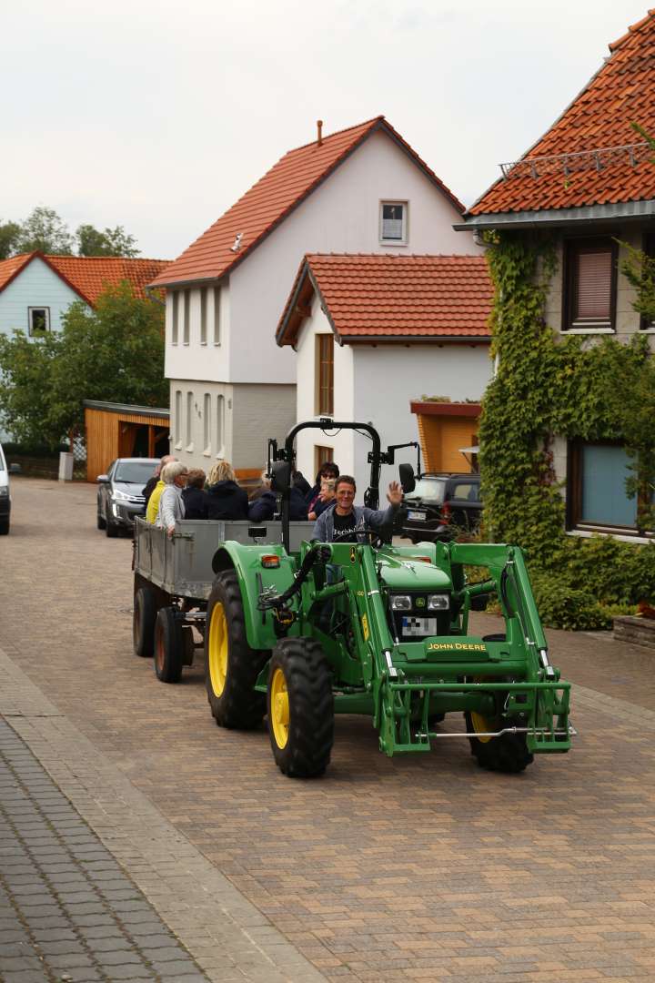 Visitation: Rundgang mit Trecker und Wagen