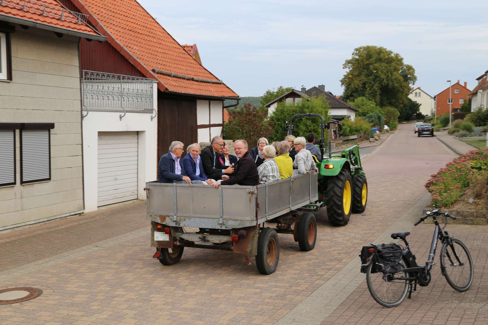 Visitation: Rundgang mit Trecker und Wagen