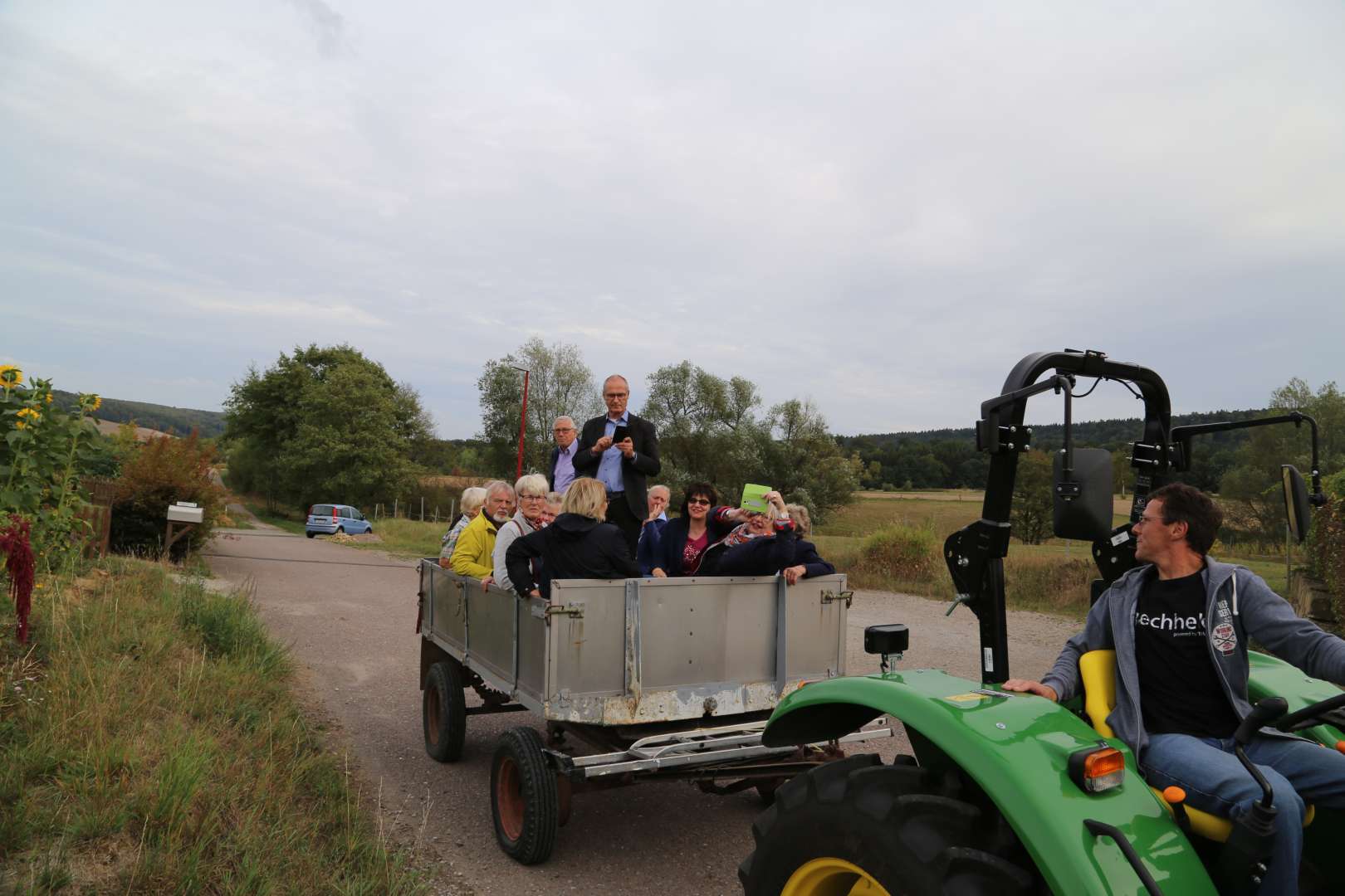 Visitation: Rundgang mit Trecker und Wagen