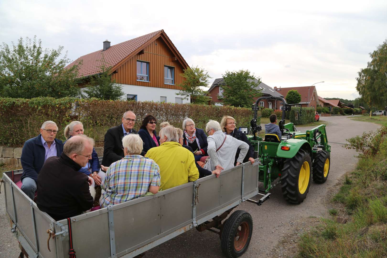 Visitation: Rundgang mit Trecker und Wagen