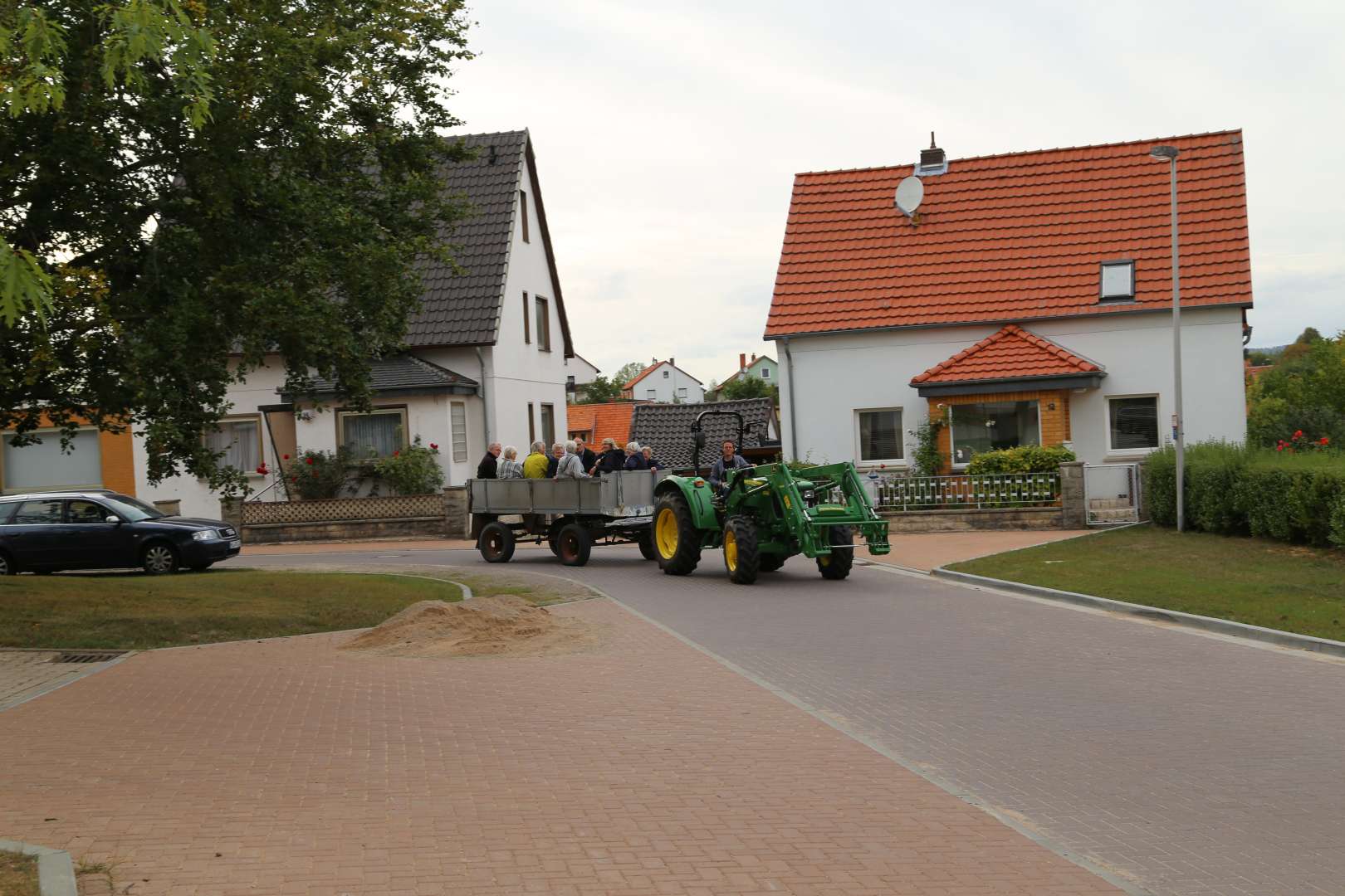 Visitation: Rundgang mit Trecker und Wagen