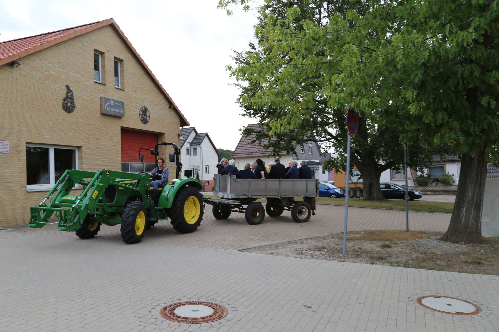 Visitation: Rundgang mit Trecker und Wagen