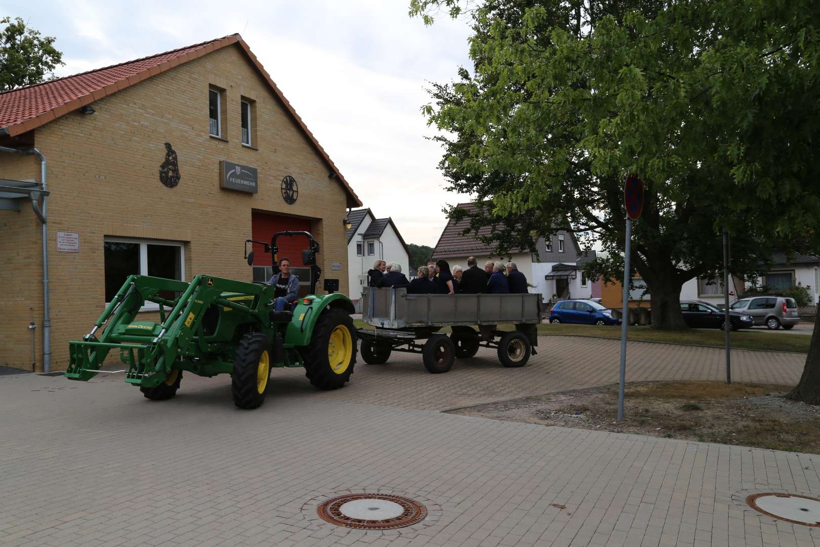 Visitation: Rundgang mit Trecker und Wagen