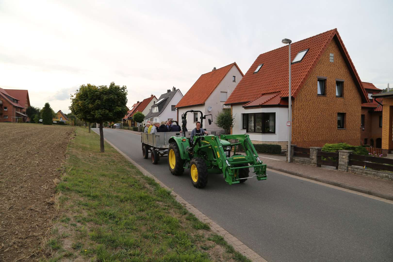 Visitation: Rundgang mit Trecker und Wagen